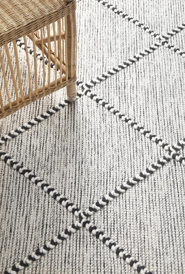 Jasmin Rug | Ivory Black | Ronnie & Georgia - Study 2021